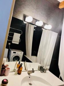 een badkamer met een wastafel en een spiegel bij LOSSI 21/23 in Tartu