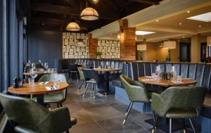 The Kingfisher في بيدفورد: غرفة طعام مع طاولات وكراسي خشبية