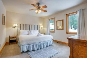 Schlafzimmer mit einem Bett und einem Deckenventilator in der Unterkunft Evergreen Trails Retreat in Idaho Springs