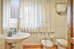 bagno con lavandino e servizi igienici di La Terrazza - Together in Tuscany a Cortona