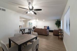 ein Wohnzimmer mit einem Tisch und einem Deckenventilator in der Unterkunft Beautiful 2 BR Mesa Riverview Apt, Close to 202 HW! in Mesa