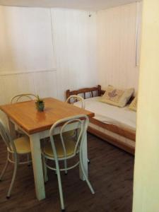 a room with a table and chairs and a bed at Alojamiento frente al Arroyo Cristal in Tanti