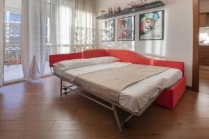 Opi's home with terrace في بوكيناسكو: سرير في غرفة ذات اطار سرير احمر