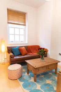 a living room with a couch and a coffee table at Vibrant Two Bedroom House near Canary Wharf in London