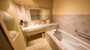 Koupelna v ubytování Le Champ des Oiseaux Hôtel & Spa