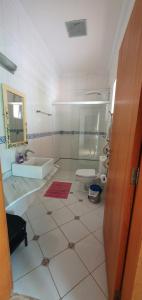 uma casa de banho com uma banheira, um WC e um lavatório. em Suítes no paraíso da Ilhabela em Ilhabela
