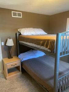 een slaapkamer met 2 stapelbedden en een lamp bij Sunset-VIP Bachelor/Bachelorette party packages! in Lake Ozark