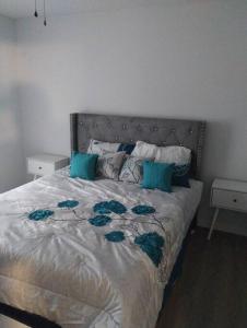 - une chambre avec un lit orné de fleurs bleues dans l'établissement Cozy cottage, à White Hall