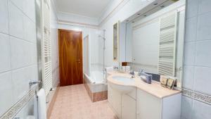 La salle de bains est pourvue d'un lavabo, de toilettes et d'une baignoire. dans l'établissement Appartamento al Mare, à Chioggia