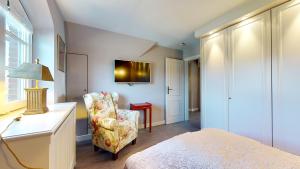 ArchsumにあるStroenholtのベッドルーム1室(ベッド1台、椅子、テーブル付)