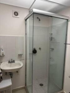 a bathroom with a glass shower and a sink at Dep completo a 5min del foro sol, y del aeropuerto in Mexico City