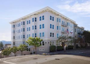 ein großes weißes Gebäude mit einem Drachen davor in der Unterkunft Hotel Drisco in San Francisco