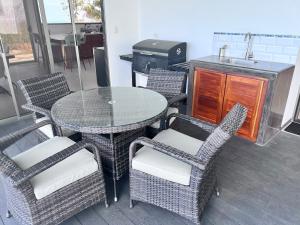 a table and chairs with a sink and a table and chairs at Casa yin yang in Carrillo