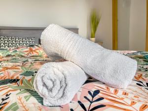 rolka papieru toaletowego na łóżku w obiekcie L'Eden Carolo - Netflix, Wi-Fi, 10min Aéroport, Parking gratuit w mieście Dampremy