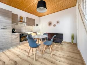 een keuken en eetkamer met een tafel en stoelen bij L'Eden Carolo - Netflix, Wi-Fi, 10min Aéroport, Parking gratuit in Dampremy
