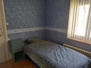 - une petite chambre avec un lit et une fenêtre dans l'établissement La locomotive by La BB12087, à Nouvion-sur-Meuse