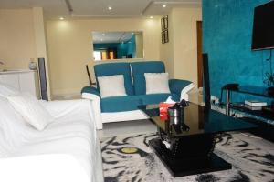 un soggiorno con divano e tavolo di Appartement F3 Almadies vue/mer accès+ Dakar a Dakar