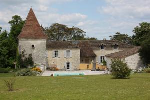 an old stone house with a swimming pool at gite de la Tour Maria in Saint-Beauzeil
