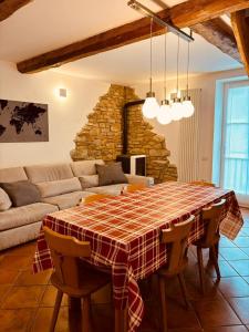 een woonkamer met een tafel en een bank bij Casa Celeste Ledro in Ledro