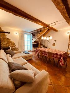 een woonkamer met een bank en een tafel bij Casa Celeste Ledro in Ledro