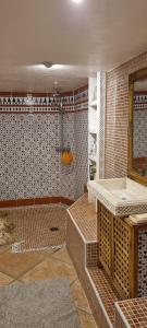 Koupelna v ubytování Apartment - 2 Bedrooms - Kitchen - Shared Pool - View