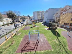 un parc vide avec une aire de jeux dans une ville dans l'établissement Boutique Hostel Livia, à Metković