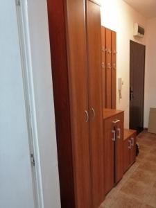 een rij houten kluisjes in een kamer bij N apartman in Obrenovac