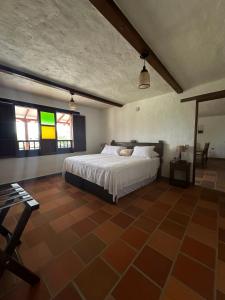 En eller flere senge i et værelse på Cabaña Don Berna Barichara