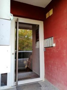 een toegang tot een gebouw met een glazen schuifdeur bij N apartman in Obrenovac