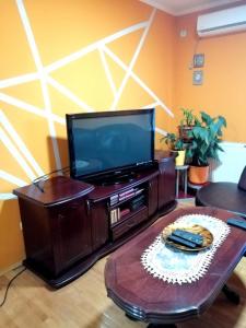 een woonkamer met een tv en een salontafel bij N apartman in Obrenovac