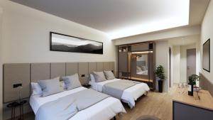 奧佩拉的住宿－Acca Sporting Milano - AA Hotels，酒店客房设有两张床和一台墙上的电视。