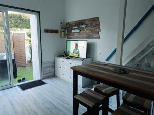 a room with a table and a person in a screen at Studio avec mezzanine in Saint-Georges-de-Didonne