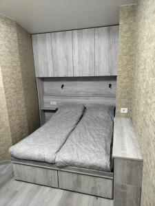 Llit o llits en una habitació de Laivų gatvės apartamentai