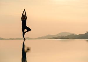 een vrouw die een yogahouding doet op een waterlichaam bij Hilltop Wellness Resort in Phuket +37 foto's