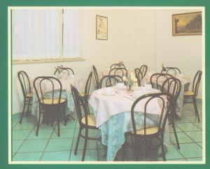 un groupe de tables et de chaises dans une pièce dans l'établissement HOTEL SAN FRANCESCO INN, à Stroncone
