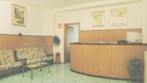 une salle d'attente avec un canapé et une réception dans l'établissement HOTEL SAN FRANCESCO INN, à Stroncone