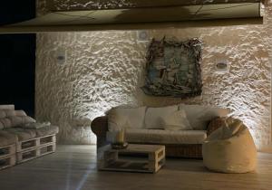 ein Wohnzimmer mit Sofa und Tisch in der Unterkunft Villa Marghe in Budoni