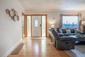 Χώρος καθιστικού στο Burien's 3-BR Middle Unit Retreat with Deck BBQ