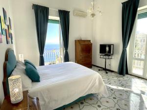 Televízia a/alebo spoločenská miestnosť v ubytovaní Zazà House sea view Capri Sorrento