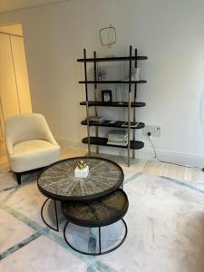 Luxury Hidden Gem 2BDR APT In Mayfair في لندن: غرفة معيشة مع طاولة وكرسي