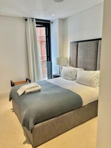 Un pat sau paturi într-o cameră la Luxury Hidden Gem 2BDR APT In Mayfair