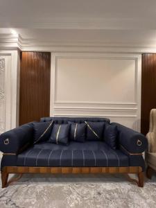 開羅的住宿－New luxury apartment - New Cairo，客厅里一张蓝色的沙发