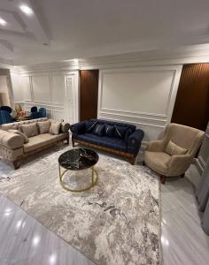 Зона вітальні в New luxury apartment - New Cairo