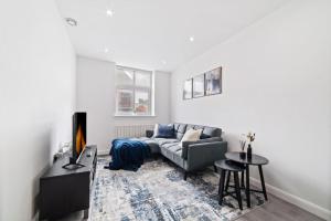 a living room with a couch and a table at Luxury Unit Sleeps 5 Ensuite 2 bath Games FREE WI-FI LEICESTER CITY CENTRE in Leicester