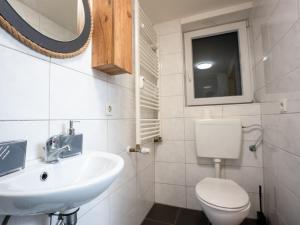 Bilik mandi di Serviceroom24 - Space in Recklinghausen WLAN - Smart-TV - 24-7 Check-in und Küche