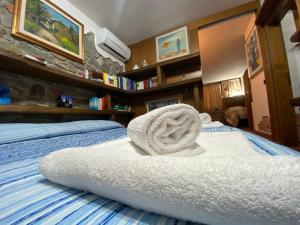 einen Stapel Handtücher auf dem Bett in der Unterkunft Villa Gallorosso in Settignano