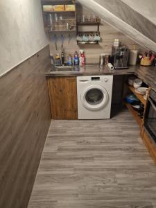uma cozinha com uma máquina de lavar roupa e um lavatório em Schlafgut24 2 em Dortmund