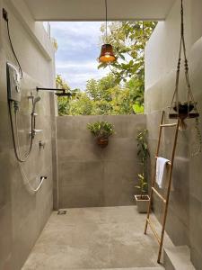 een douchecabine in een badkamer met een raam bij Linton Villa in Kalutara