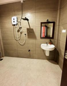 een badkamer met een douche en een wastafel bij Linton Villa in Kalutara