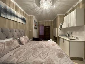 Cape Town的住宿－DOMIN LUXURY SUITES，一间带大床的卧室和一间厨房